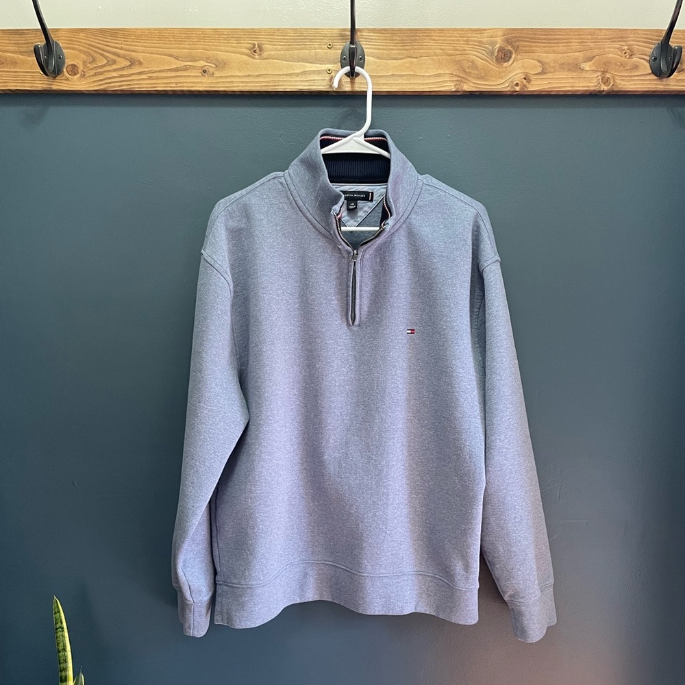 Tommy Hilfiger
Men’s Pullover
Arm length from armpit to cuff: 20inches
EUC